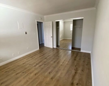 1030 N Orange Grove Avenue - Photo Thumbnail 5