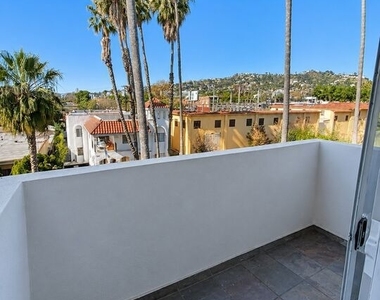 1030 N Orange Grove Avenue - Photo Thumbnail 6