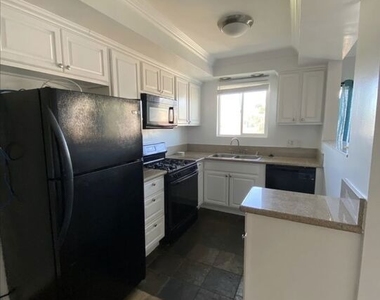 1030 N Orange Grove Avenue - Photo Thumbnail 2