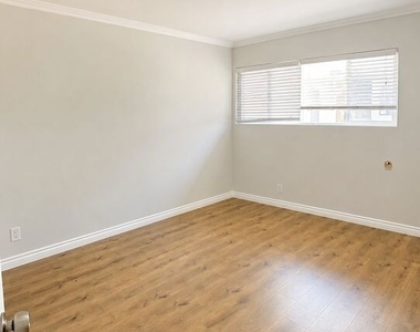 1030 N Orange Grove Avenue - Photo Thumbnail 4