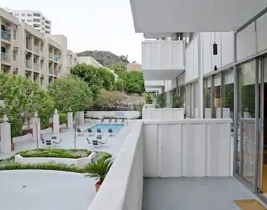7135 Hollywood Boulevard - Photo Thumbnail 20