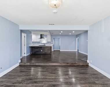 14141 Gault Street - Photo Thumbnail 11