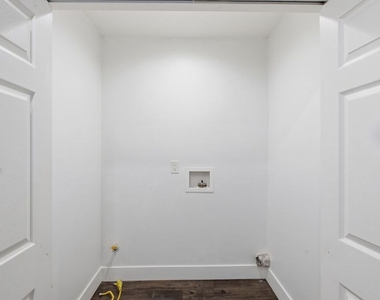 14141 Gault Street - Photo Thumbnail 8