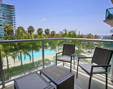 13700 Marina Pointe Drive - Photo Thumbnail 4