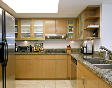 13700 Marina Pointe Drive - Photo Thumbnail 9