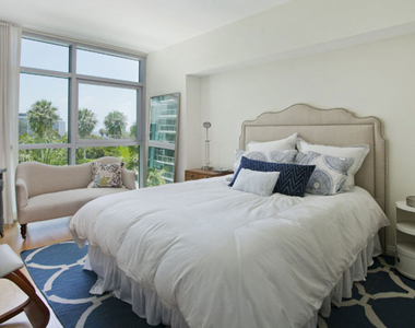 13700 Marina Pointe Drive - Photo Thumbnail 10