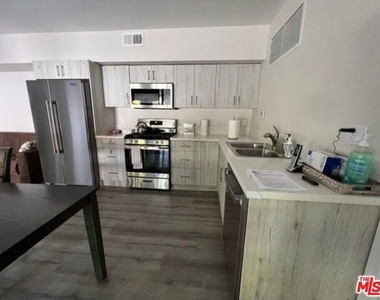 17400 Parthenia Street - Photo Thumbnail 3