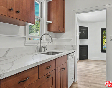 2139 Holly Drive - Photo Thumbnail 6