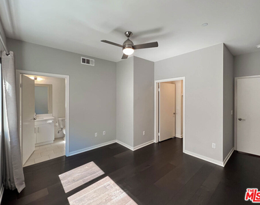 2926 Rowena Avenue - Photo Thumbnail 8