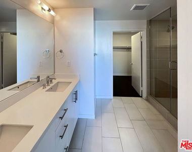 2926 Rowena Avenue - Photo Thumbnail 9