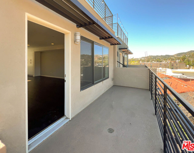 2926 Rowena Avenue - Photo Thumbnail 13