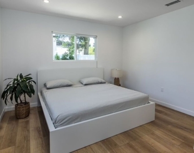23028 Burbank Boulevard - Photo Thumbnail 17