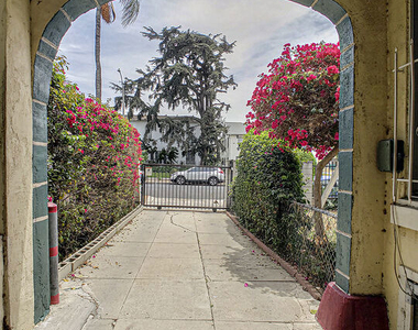 109 S Berendo Street - Photo Thumbnail 20