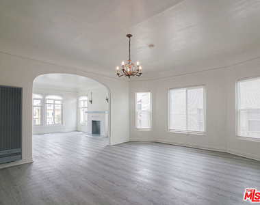 109 S Berendo Street - Photo Thumbnail 4