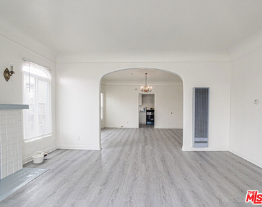 109 S Berendo Street - Photo Thumbnail 6