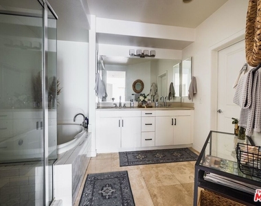 7100 Playa Vista Drive - Photo Thumbnail 8