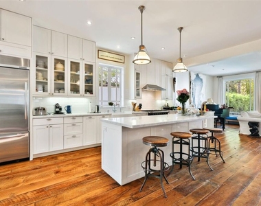 749 Milwood Avenue - Photo Thumbnail 1