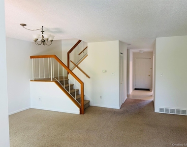 15 Pond Drive W - Photo Thumbnail 5