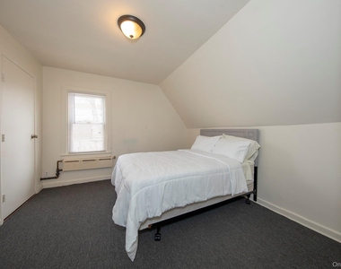 72-74 Pearsall Avenue - Photo Thumbnail 8