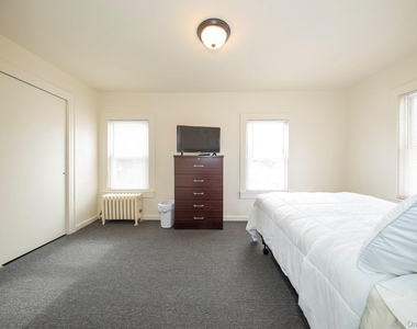 72-74 Pearsall Avenue - Photo Thumbnail 7