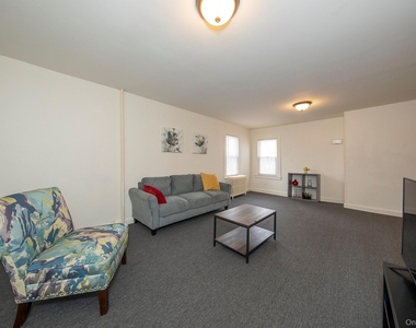 72-74 Pearsall Avenue - Photo Thumbnail 6