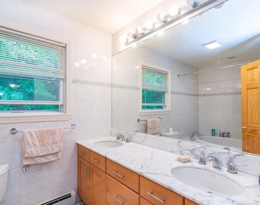 20 Dorchester Drive - Photo Thumbnail 7