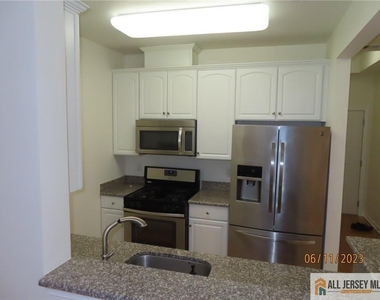 544 E Celebration Way - Photo Thumbnail 3