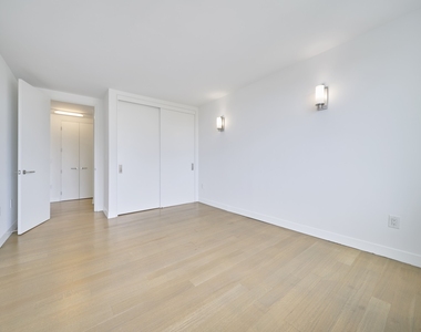 200 E 11th Street - Photo Thumbnail 8