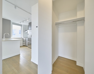 200 E 11th Street - Photo Thumbnail 6