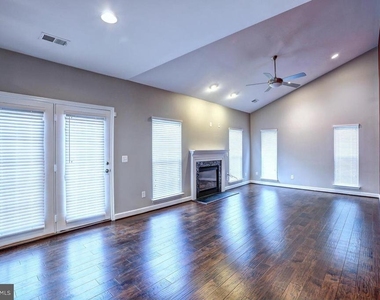 21441 Humbolt Square - Photo Thumbnail 2