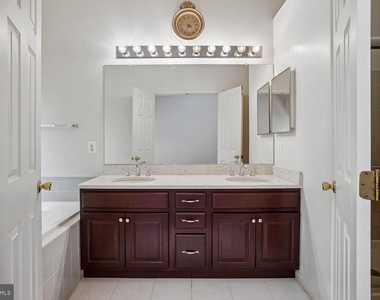 6610 Hunter Creek Lane - Photo Thumbnail 16