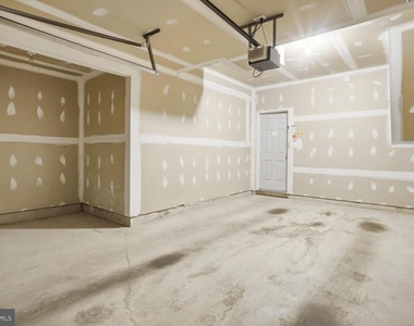 6610 Hunter Creek Lane - Photo Thumbnail 31