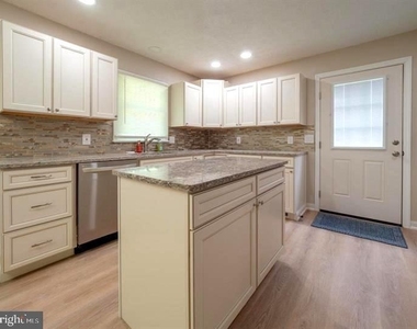 314 Elmwood Drive - Photo Thumbnail 6