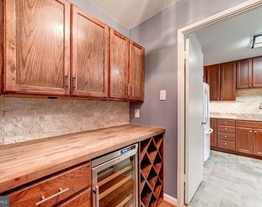 203 Yoakum Parkway - Photo Thumbnail 6