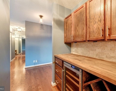 203 Yoakum Parkway - Photo Thumbnail 18