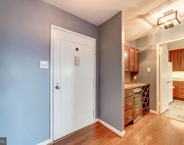 203 Yoakum Parkway - Photo Thumbnail 5