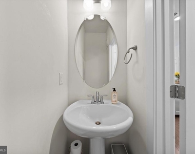 813 Rockwell Avenue - Photo Thumbnail 7