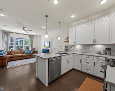813 Rockwell Avenue - Photo Thumbnail 6
