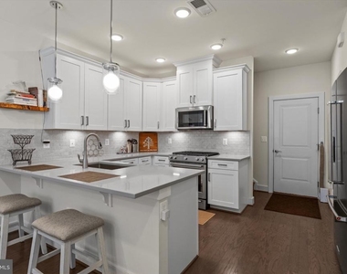 813 Rockwell Avenue - Photo Thumbnail 5