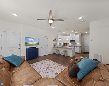 813 Rockwell Avenue - Photo Thumbnail 4
