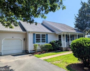 47 Radcliffe Drive - Photo Thumbnail 2