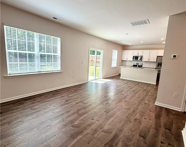 305 Robert Place - Photo Thumbnail 11