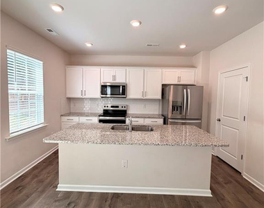 305 Robert Place - Photo Thumbnail 6