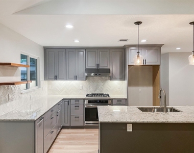 7736 Croftwood Dr - Photo Thumbnail 9