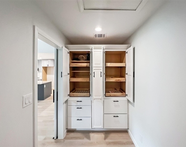 7736 Croftwood Dr - Photo Thumbnail 13