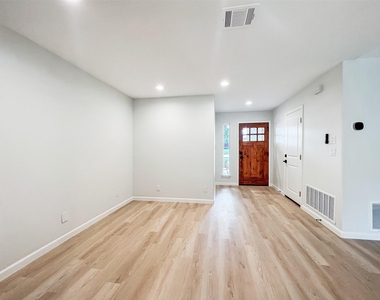 7736 Croftwood Dr - Photo Thumbnail 15