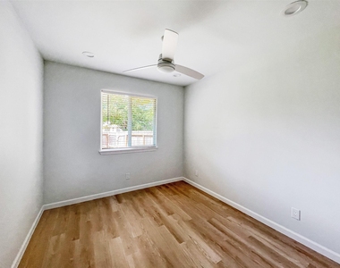 7736 Croftwood Dr - Photo Thumbnail 18