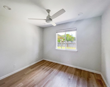 7736 Croftwood Dr - Photo Thumbnail 16