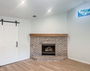 7736 Croftwood Dr - Photo Thumbnail 5