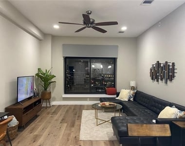 507 Sabine St - Photo Thumbnail 3